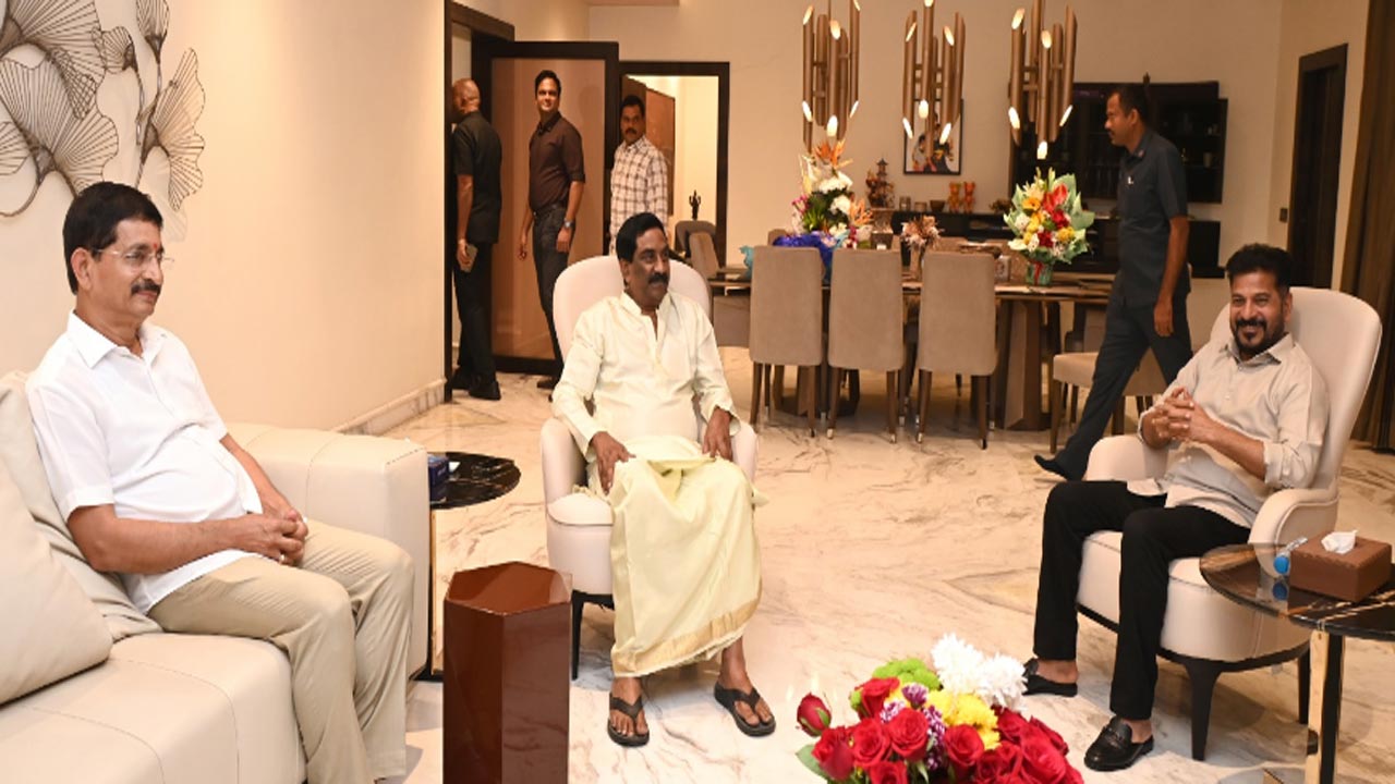 ఏబీఎన్ ఆంధ్రజ్యోతి ఎండీ వేమూరి రాధాకృష్ణను కలిసిన సీఎం రేవంత్ రెడ్డి