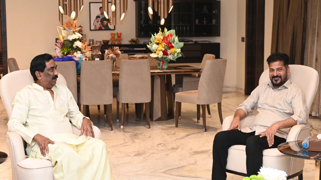 ఏబీఎన్ ఆంధ్రజ్యోతి ఎండీ వేమూరి రాధాకృష్ణను కలిసిన సీఎం రేవంత్ రెడ్డి