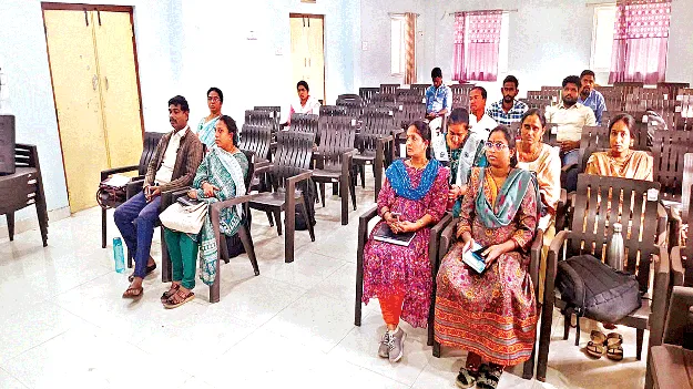 Empty Chairs కుర్చీలు ఖాళీ..  సిబ్బంది ఏరీ?