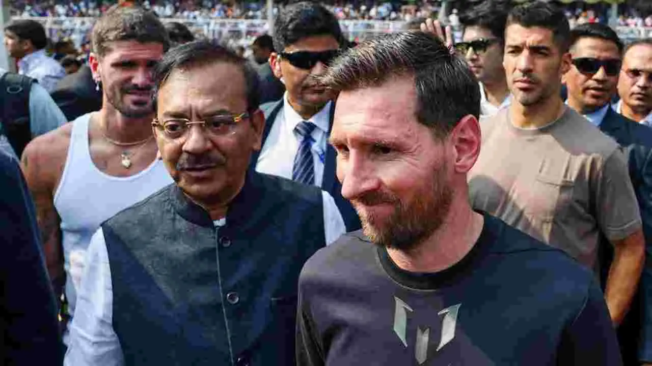 WB Sports Minister resignation: మెస్సీ కార్యక్రమంలో గందరగోళం.. బెంగాల్ క్రీడాశాఖ మంత్రి రాజీనామా