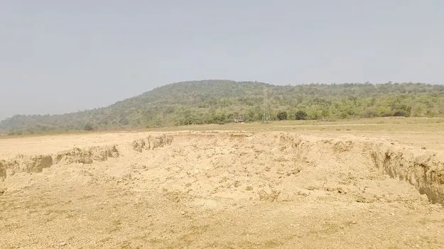 ఐటీ హబ్‌ స్థలంలో మట్టి దందా...