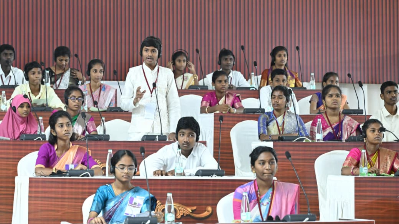 Constitution Day Celebrations: సంవిధాన్ దివస్.. మాక్ అసెంబ్లీని అదరగొట్టిన స్టూడెంట్స్ 