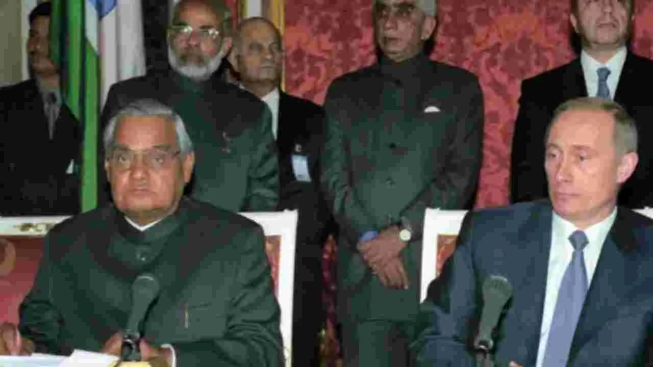 Modi Putin 2001 photos: మోదీ, పుతిన్.. పాతికేళ్ల బంధం.. పాత ఫొటోలు వైరల్..