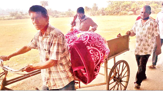 No Ambulance అంబులెన్స్‌ లేక.. తోపుడు బండిపైనే!