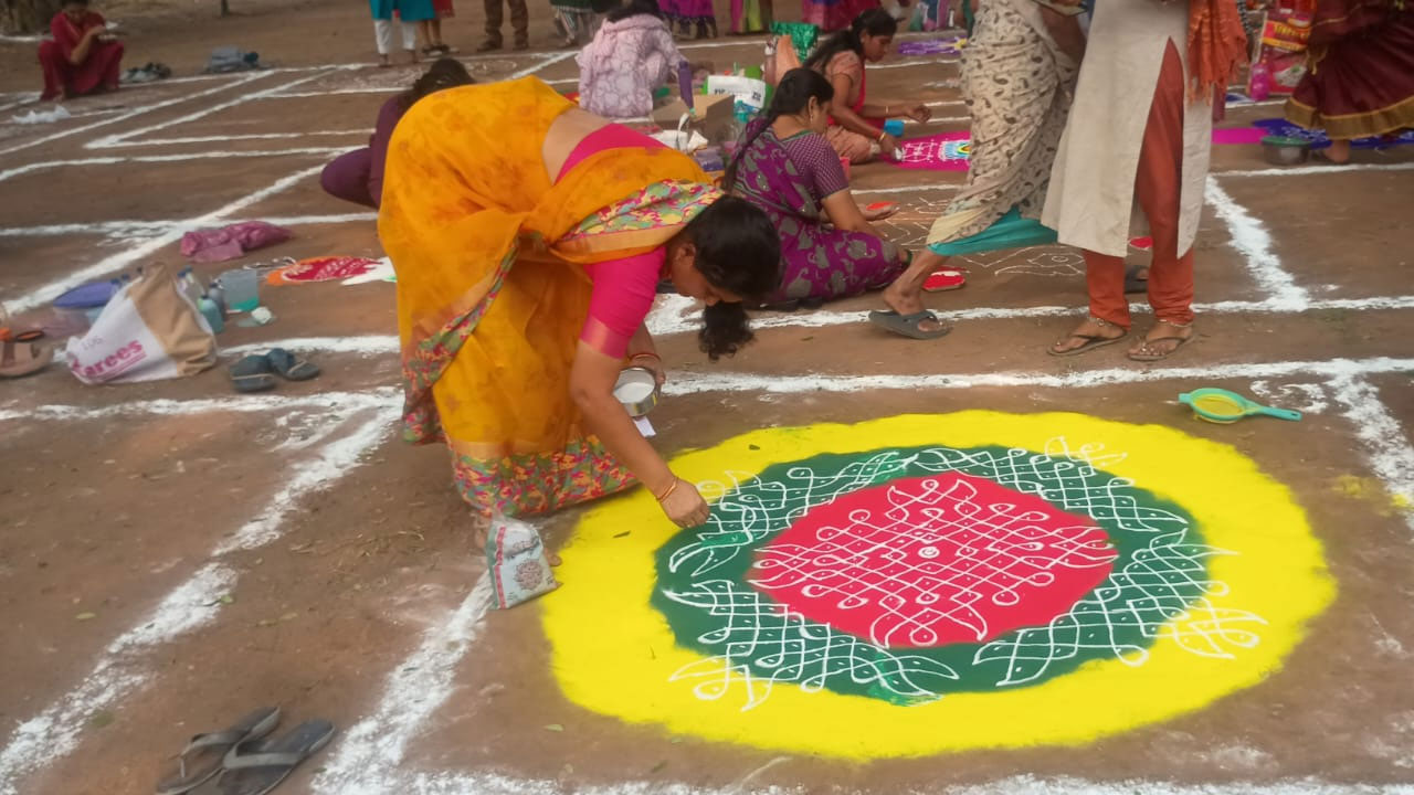 Muggu Competition: ఏపీలో ఏబీఎన్ ఆంధ్రజ్యోతి ఆధ్వర్యంలో ఘనంగా ముగ్గుల పోటీలు