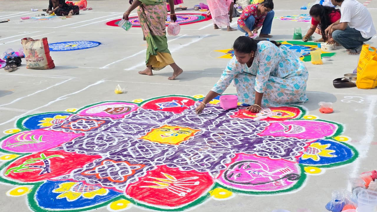 Muggu Competition: ఏపీలో ఏబీఎన్ ఆంధ్రజ్యోతి ఆధ్వర్యంలో ఘనంగా ముగ్గుల పోటీలు