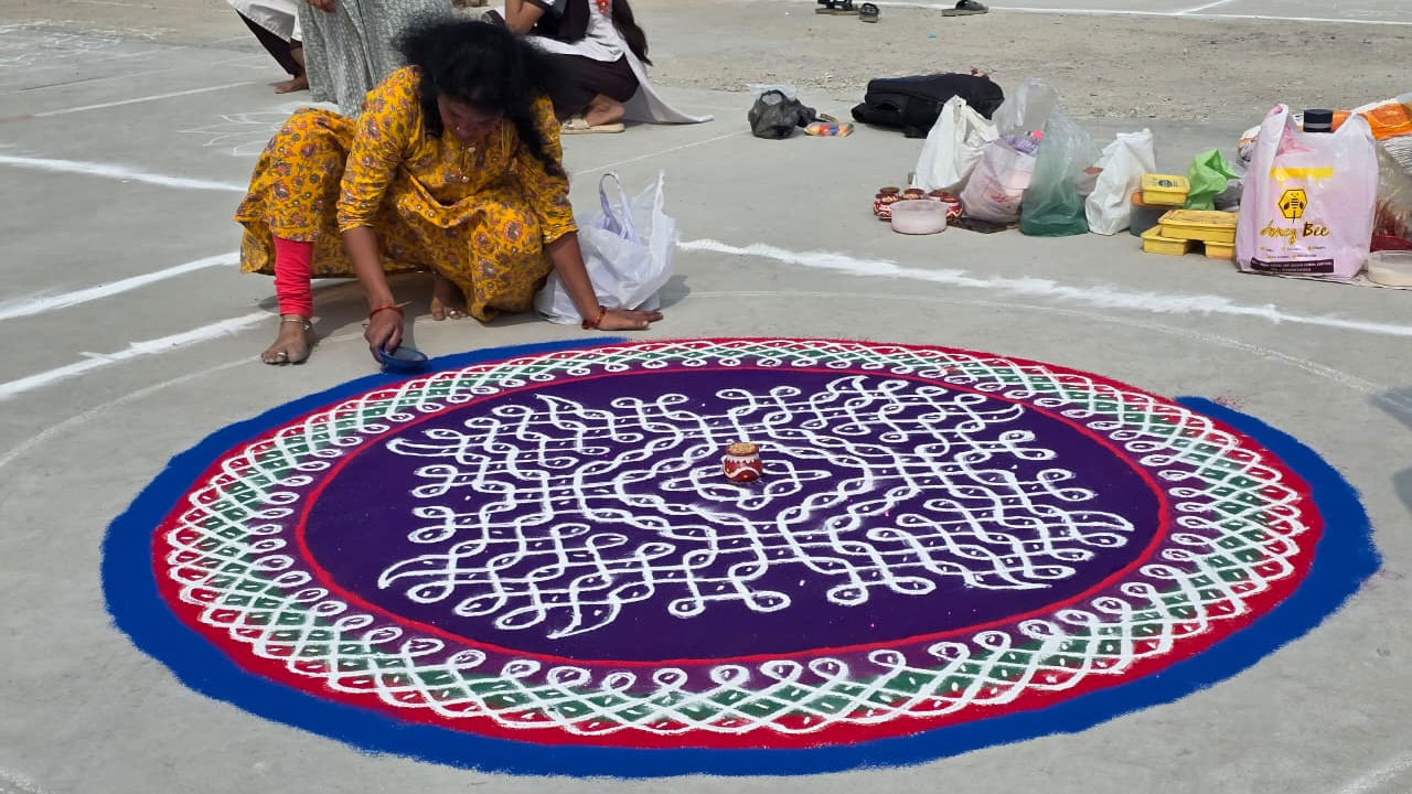 Muggu Competition: ఏపీలో ఏబీఎన్ ఆంధ్రజ్యోతి ఆధ్వర్యంలో ఘనంగా ముగ్గుల పోటీలు