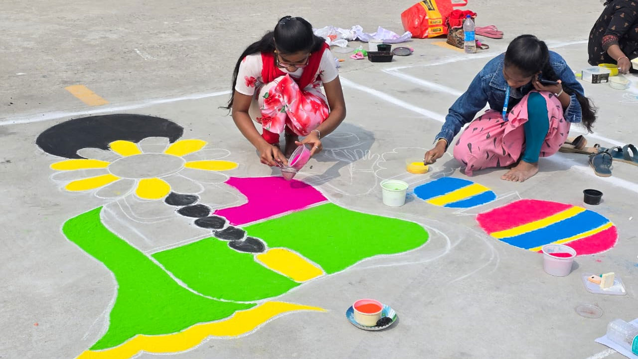 Muggu Competition: ఏపీలో ఏబీఎన్ ఆంధ్రజ్యోతి ఆధ్వర్యంలో ఘనంగా ముగ్గుల పోటీలు