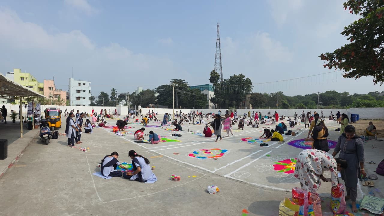 Muggu Competition: ఏపీలో ఏబీఎన్ ఆంధ్రజ్యోతి ఆధ్వర్యంలో ఘనంగా ముగ్గుల పోటీలు