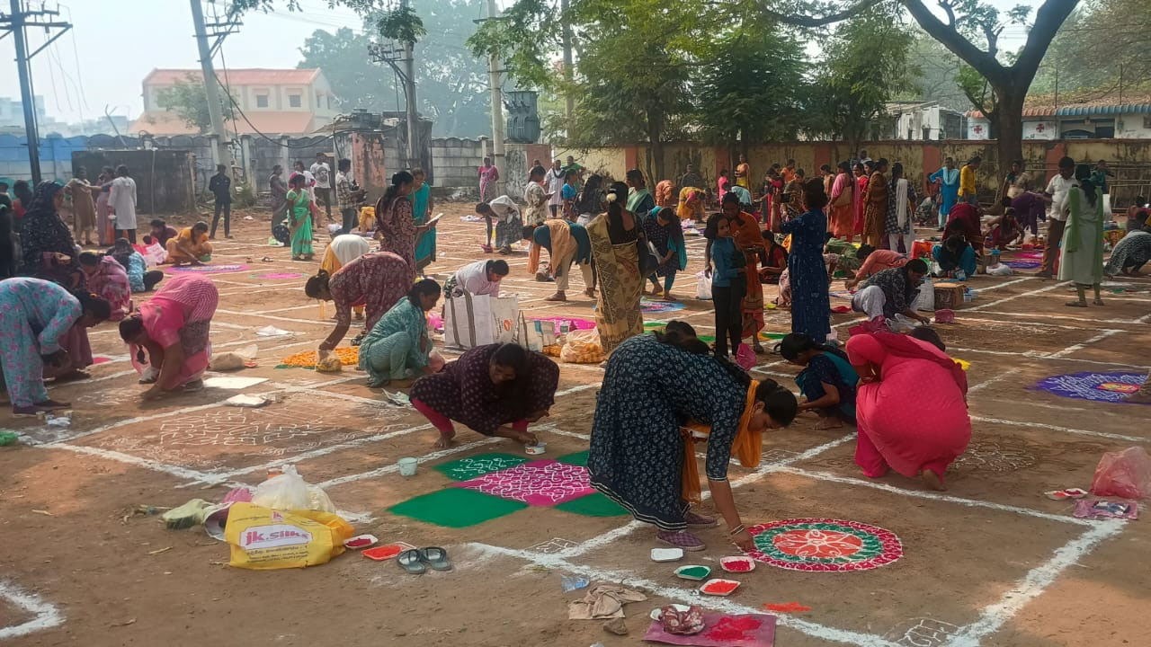 Muggu Competition: ఏపీలో ఏబీఎన్ ఆంధ్రజ్యోతి ఆధ్వర్యంలో ఘనంగా ముగ్గుల పోటీలు