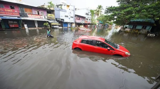 Heavy Rains: ఇంకా.. జలదిగ్బంధంలో శివారు ప్రాంతాలు