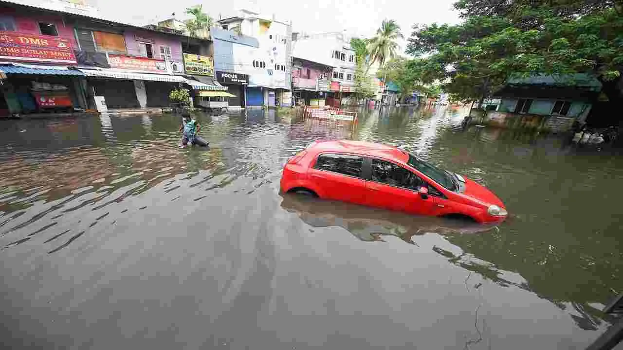 Heavy Rains: ఇంకా.. జలదిగ్బంధంలో శివారు ప్రాంతాలు