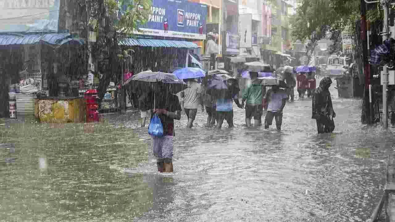 Heavy Rains: ఆగని వర్షం.. స్తంభించిన జనజీవనం