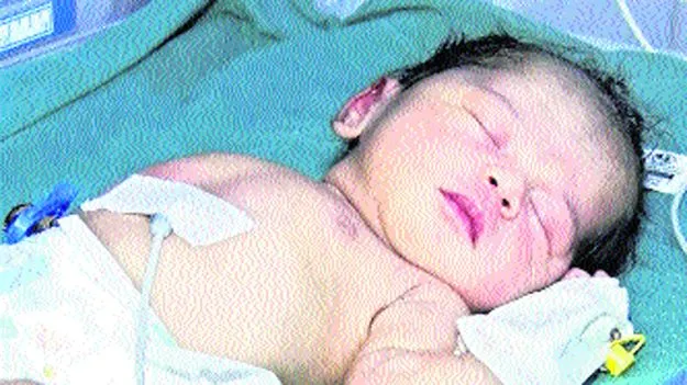 Bengaluru News: ఆలయం ముందు ముళ్ళపొదల్లో.. ఆడశిశువు 