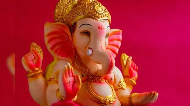 Chennai News: విఘ్నేశ్వరుడికి గజరాజు పూజలు...