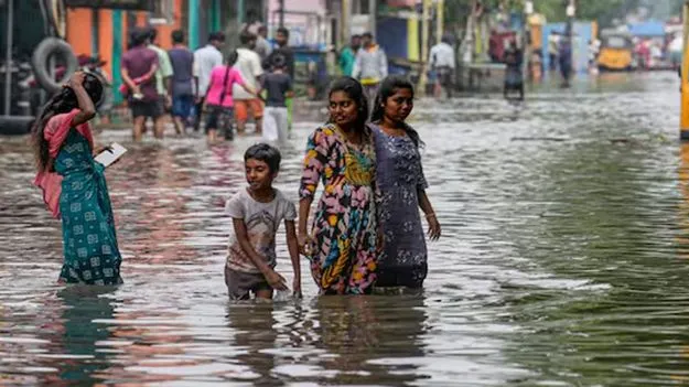 Heavy Rains: ఇంకా శివారును వీడని వాననీరు..