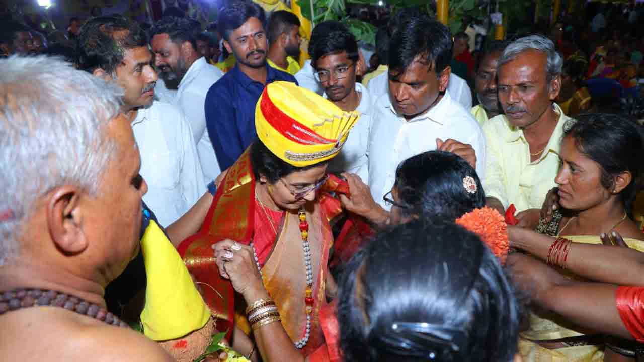 Nara Bhuvaneshwari: వాసవి కన్యకా పరమేశ్వరి దేవి ఆలయంలో ప్రత్యేక పూజలు చేసిన నారా భువనేశ్వరి