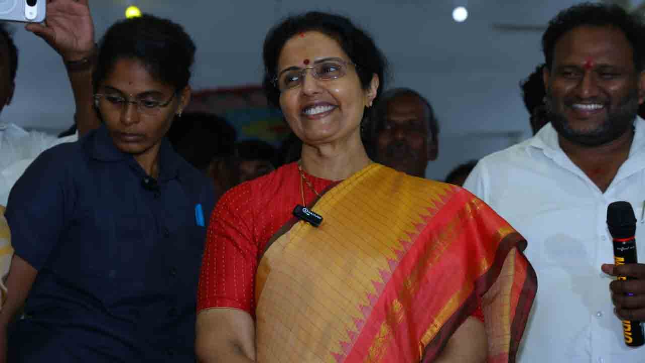 Nara Bhuvaneshwari: వాసవి కన్యకా పరమేశ్వరి దేవి ఆలయంలో ప్రత్యేక పూజలు చేసిన నారా భువనేశ్వరి