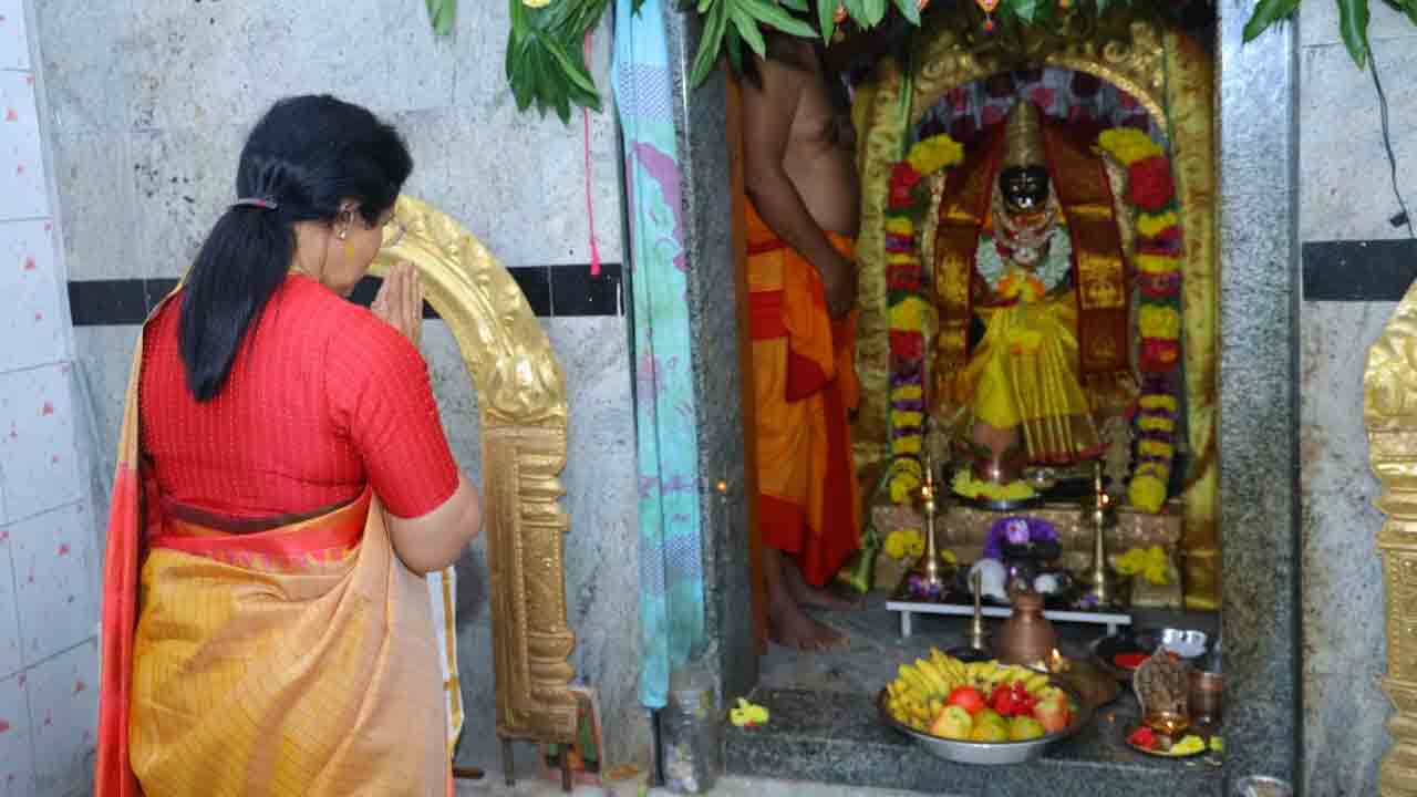 Nara Bhuvaneshwari: వాసవి కన్యకా పరమేశ్వరి దేవి ఆలయంలో ప్రత్యేక పూజలు చేసిన నారా భువనేశ్వరి