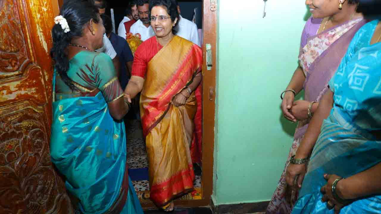  Nara Bhuvaneswari: శాంతిపురం మండలంలో బీసీ మహిళ ఇంటికి వెళ్లి సర్‌ప్రైజ్ చేసిన నారా భువనేశ్వరి