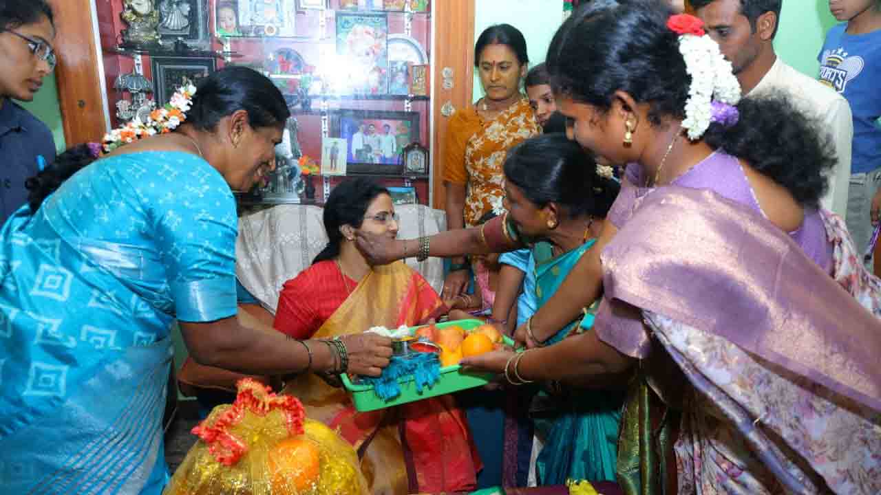  Nara Bhuvaneswari: శాంతిపురం మండలంలో బీసీ మహిళ ఇంటికి వెళ్లి సర్‌ప్రైజ్ చేసిన నారా భువనేశ్వరి