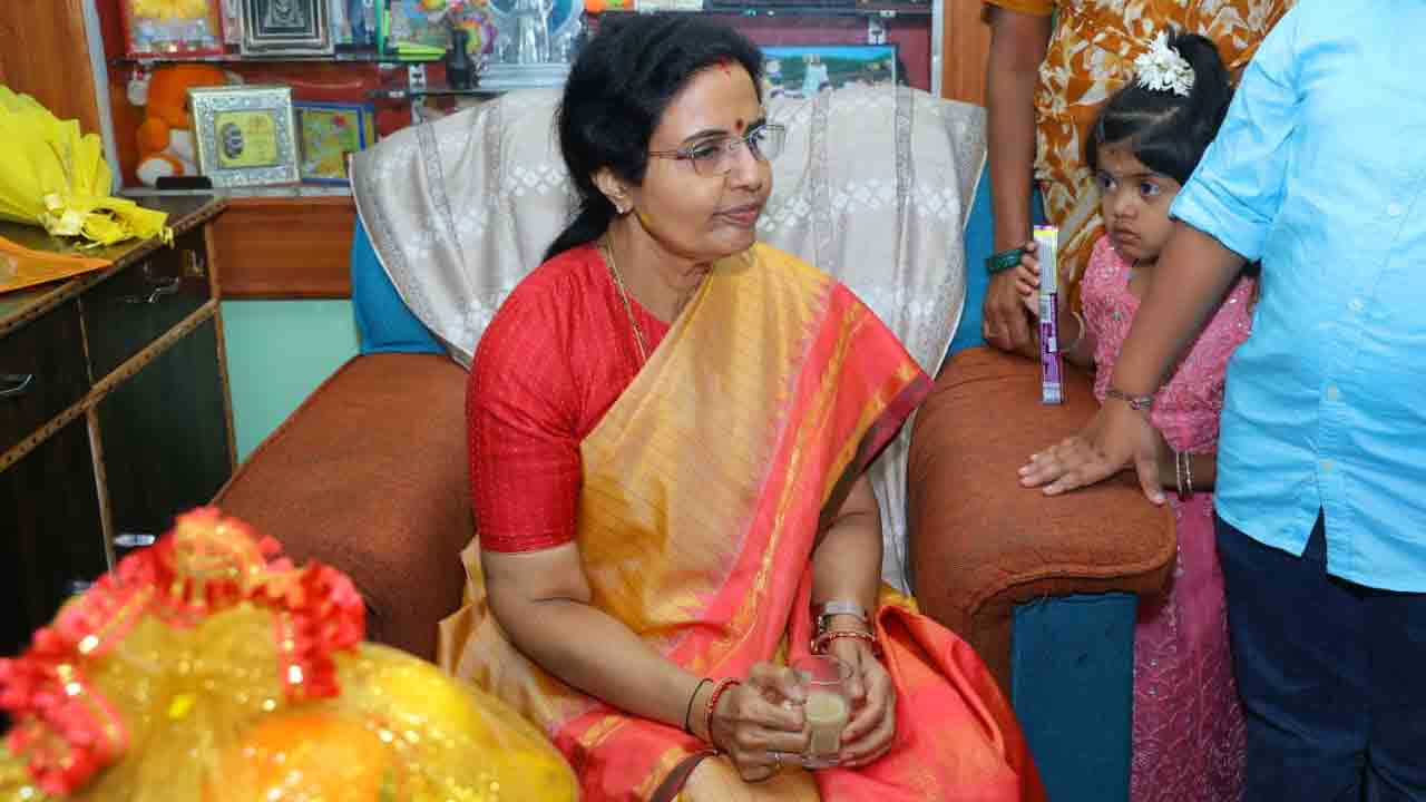  Nara Bhuvaneswari: శాంతిపురం మండలంలో బీసీ మహిళ ఇంటికి వెళ్లి సర్‌ప్రైజ్ చేసిన నారా భువనేశ్వరి