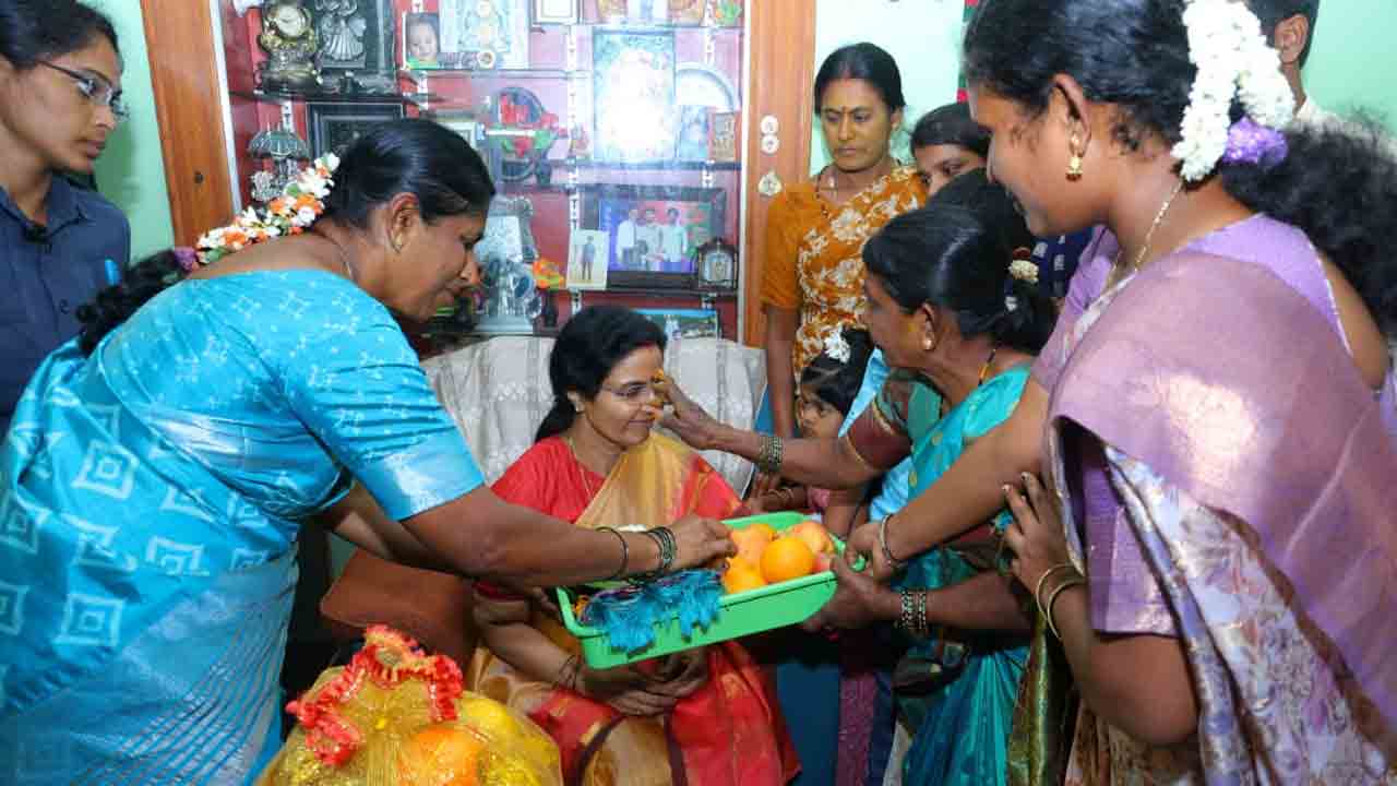  Nara Bhuvaneswari: శాంతిపురం మండలంలో బీసీ మహిళ ఇంటికి వెళ్లి సర్‌ప్రైజ్ చేసిన నారా భువనేశ్వరి