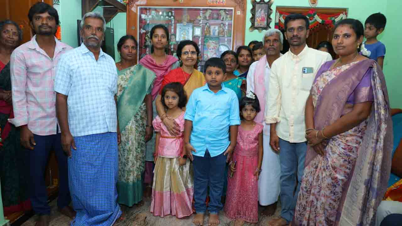  Nara Bhuvaneswari: శాంతిపురం మండలంలో బీసీ మహిళ ఇంటికి వెళ్లి సర్‌ప్రైజ్ చేసిన నారా భువనేశ్వరి