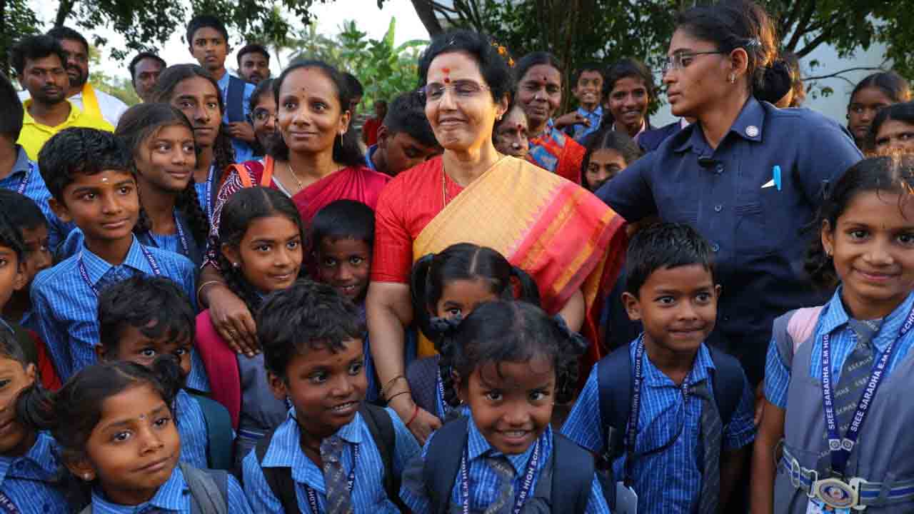 Nara Bhuvaneshwari: కుప్పం నియోజకవర్గంలో విద్యార్థులను అప్యాయంగా పలకరించిన నారా భువనేశ్వరి