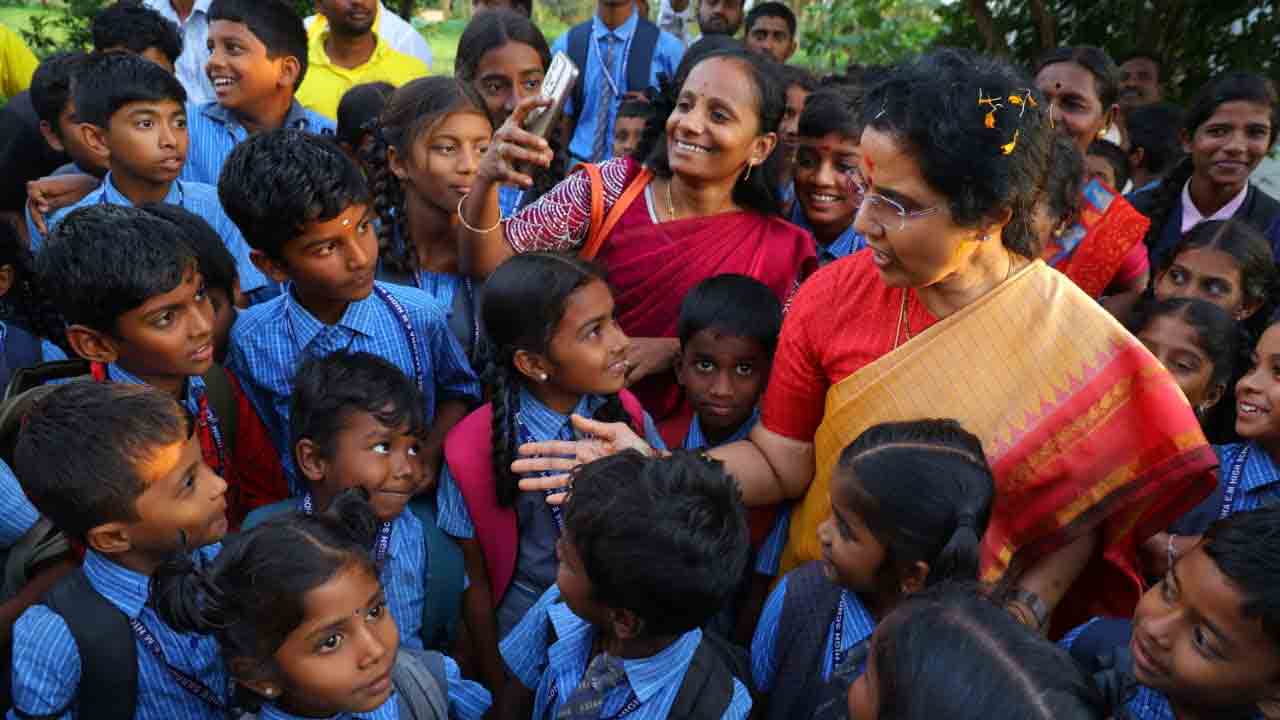 Nara Bhuvaneshwari: కుప్పం నియోజకవర్గంలో విద్యార్థులను అప్యాయంగా పలకరించిన నారా భువనేశ్వరి