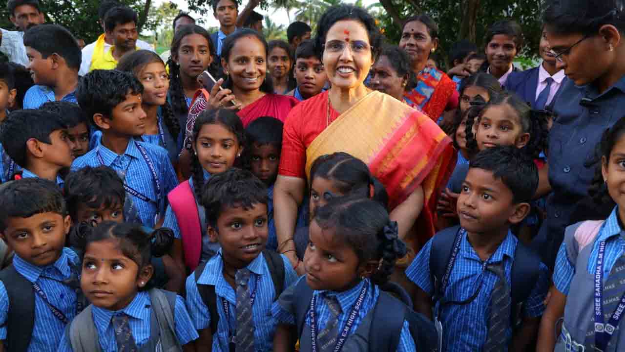 Nara Bhuvaneshwari: కుప్పం నియోజకవర్గంలో విద్యార్థులను అప్యాయంగా పలకరించిన నారా భువనేశ్వరి