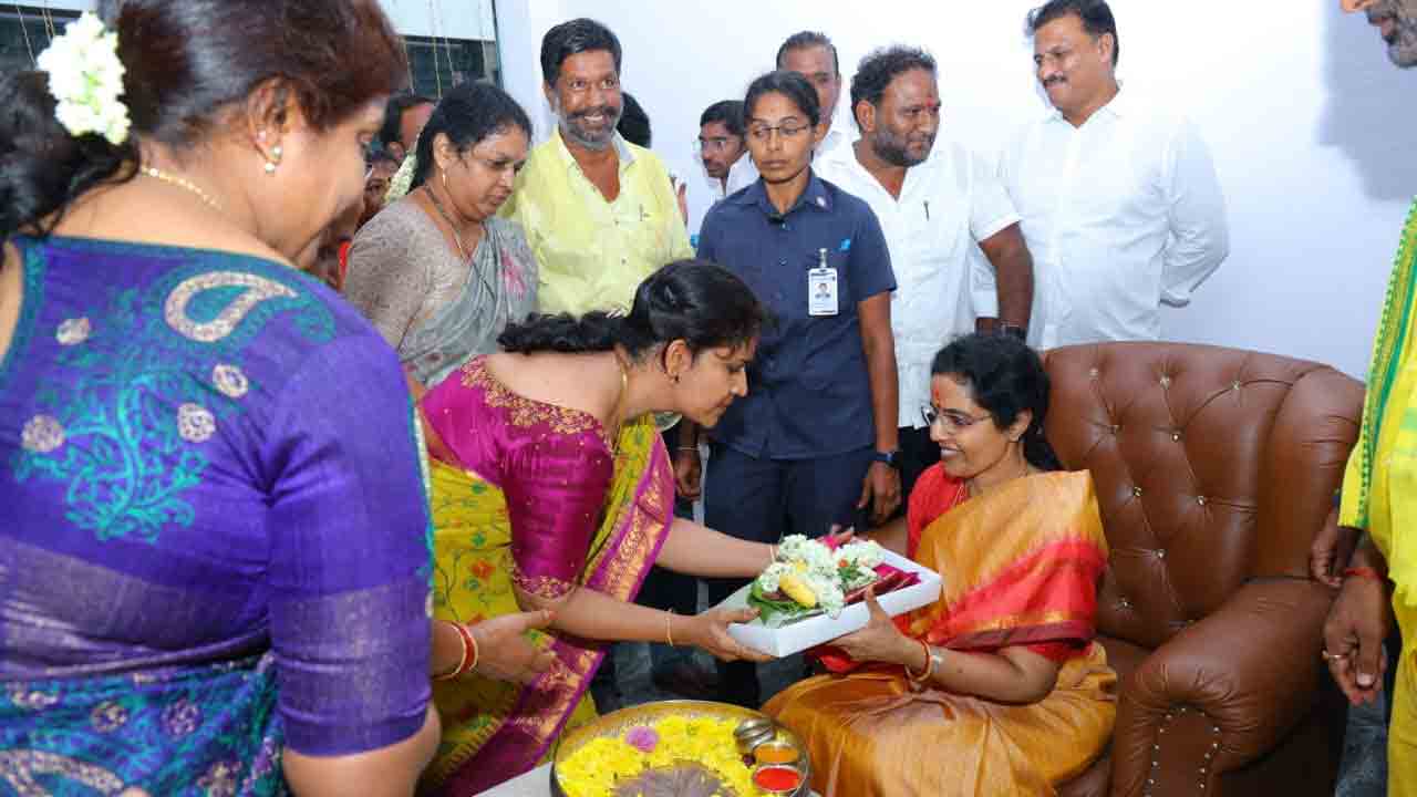  Nara Bhuvaneswari: శాంతిపురం మండలంలో బీసీ మహిళ ఇంటికి వెళ్లి సర్‌ప్రైజ్ చేసిన నారా భువనేశ్వరి