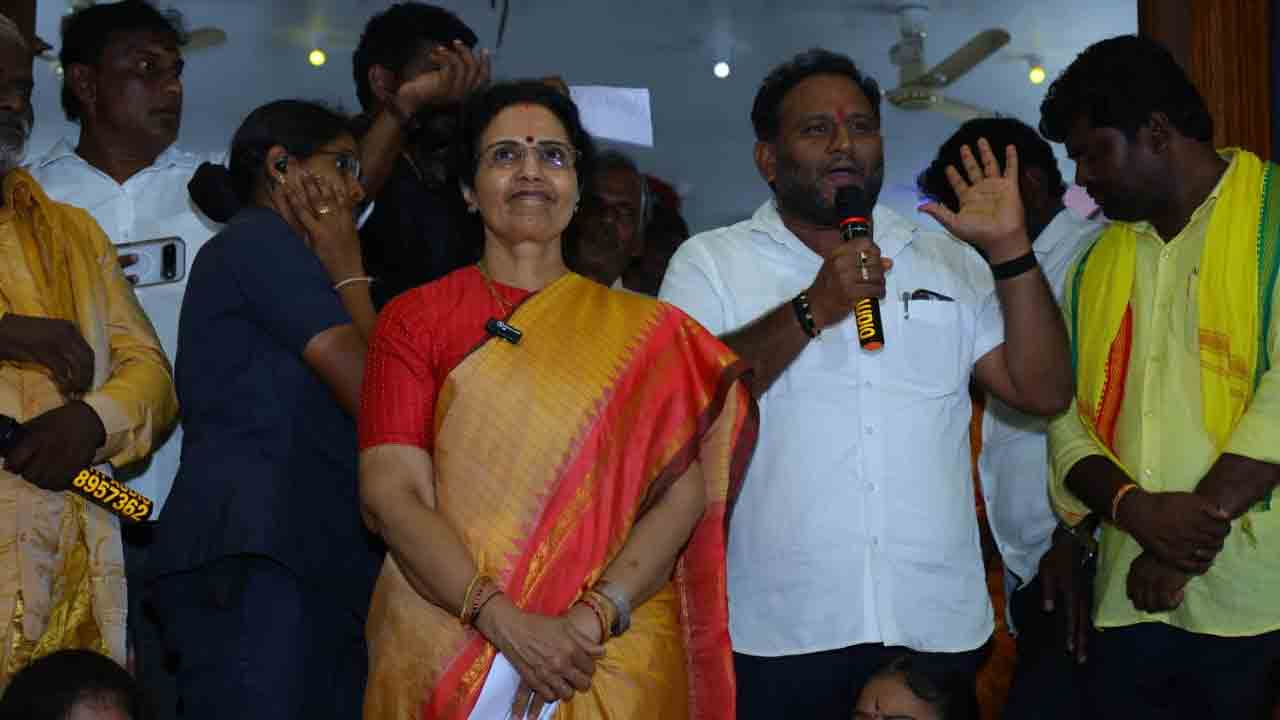 Nara Bhuvaneshwari: వాసవి కన్యకా పరమేశ్వరి దేవి ఆలయంలో ప్రత్యేక పూజలు చేసిన నారా భువనేశ్వరి