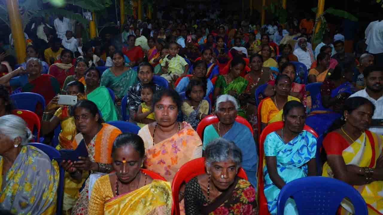 Nara Bhuvaneshwari: వాసవి కన్యకా పరమేశ్వరి దేవి ఆలయంలో ప్రత్యేక పూజలు చేసిన నారా భువనేశ్వరి