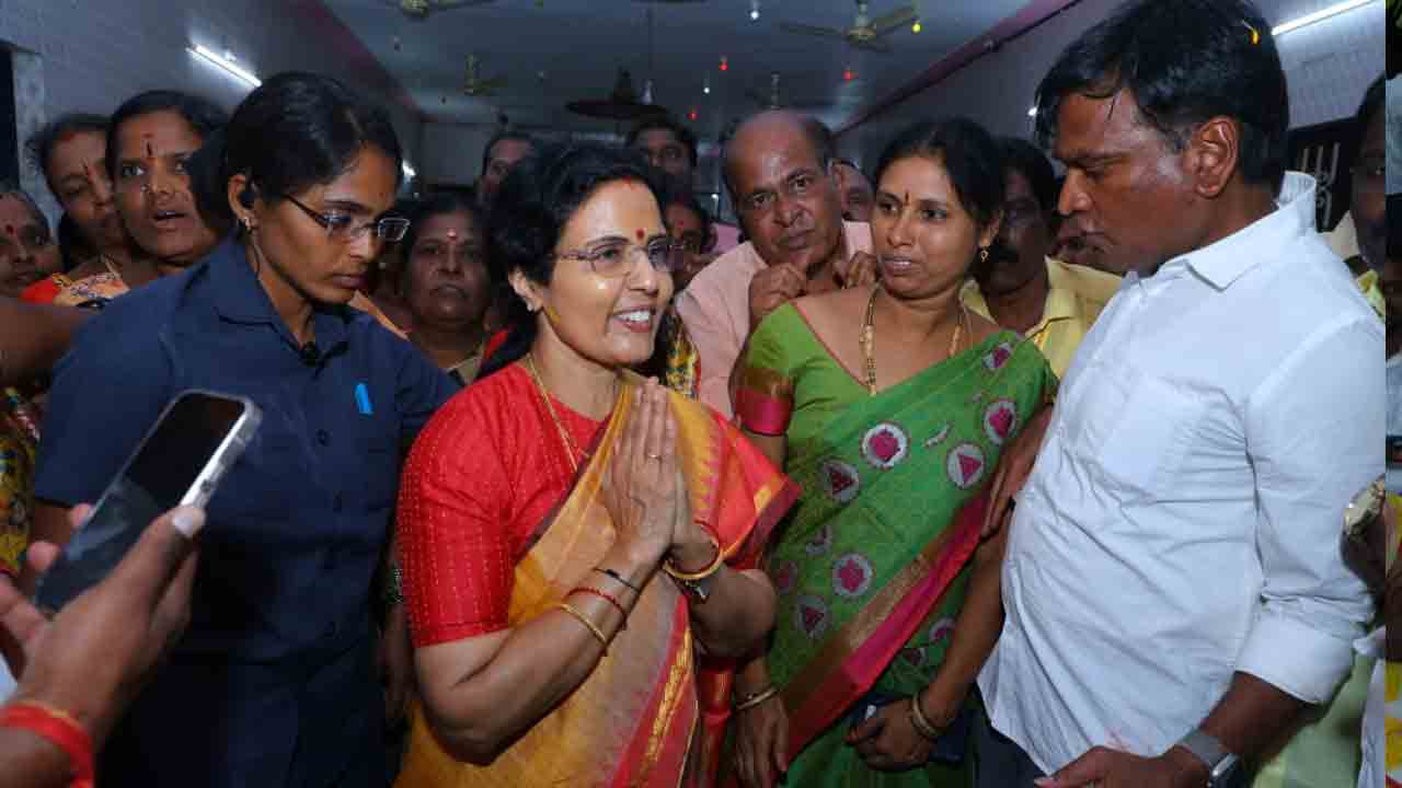 Nara Bhuvaneshwari: వాసవి కన్యకా పరమేశ్వరి దేవి ఆలయంలో ప్రత్యేక పూజలు చేసిన నారా భువనేశ్వరి