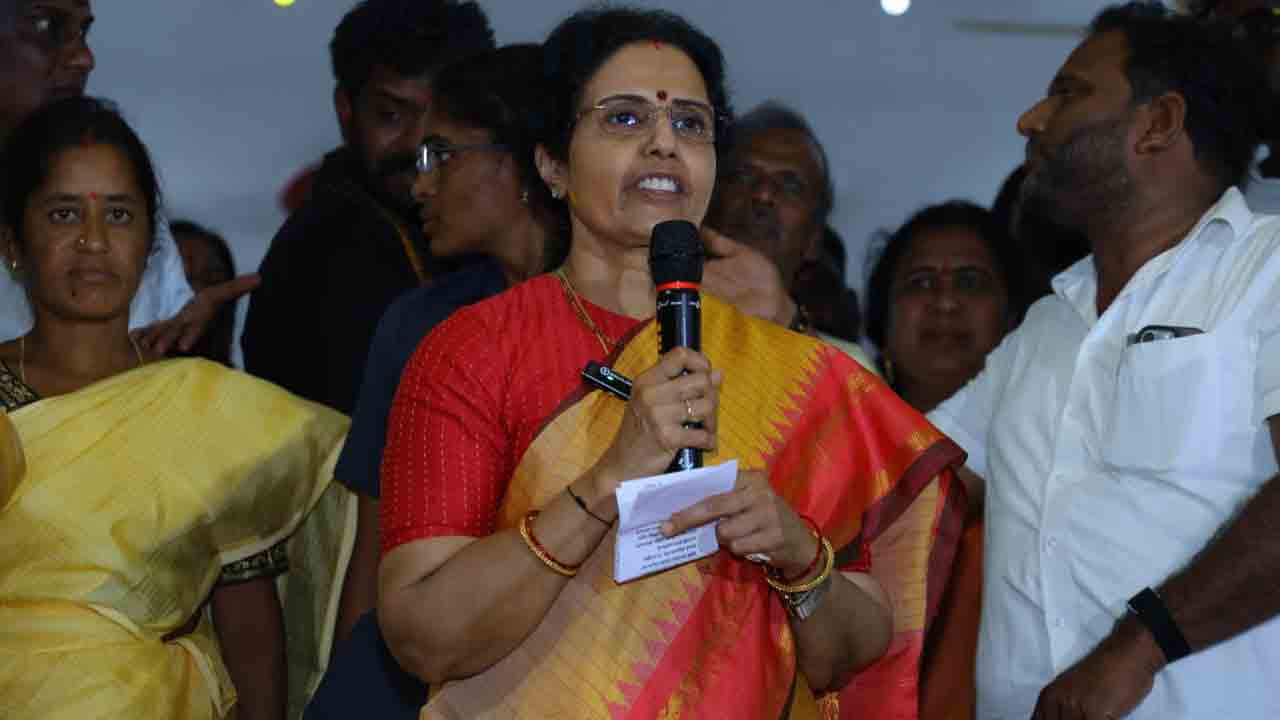 Nara Bhuvaneshwari: వాసవి కన్యకా పరమేశ్వరి దేవి ఆలయంలో ప్రత్యేక పూజలు చేసిన నారా భువనేశ్వరి