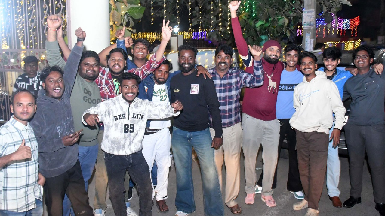 New Year 2026: న్యూ ఇయర్‌కు గ్రాండ్ వెల్కమ్.. యువత సందడే సందడి