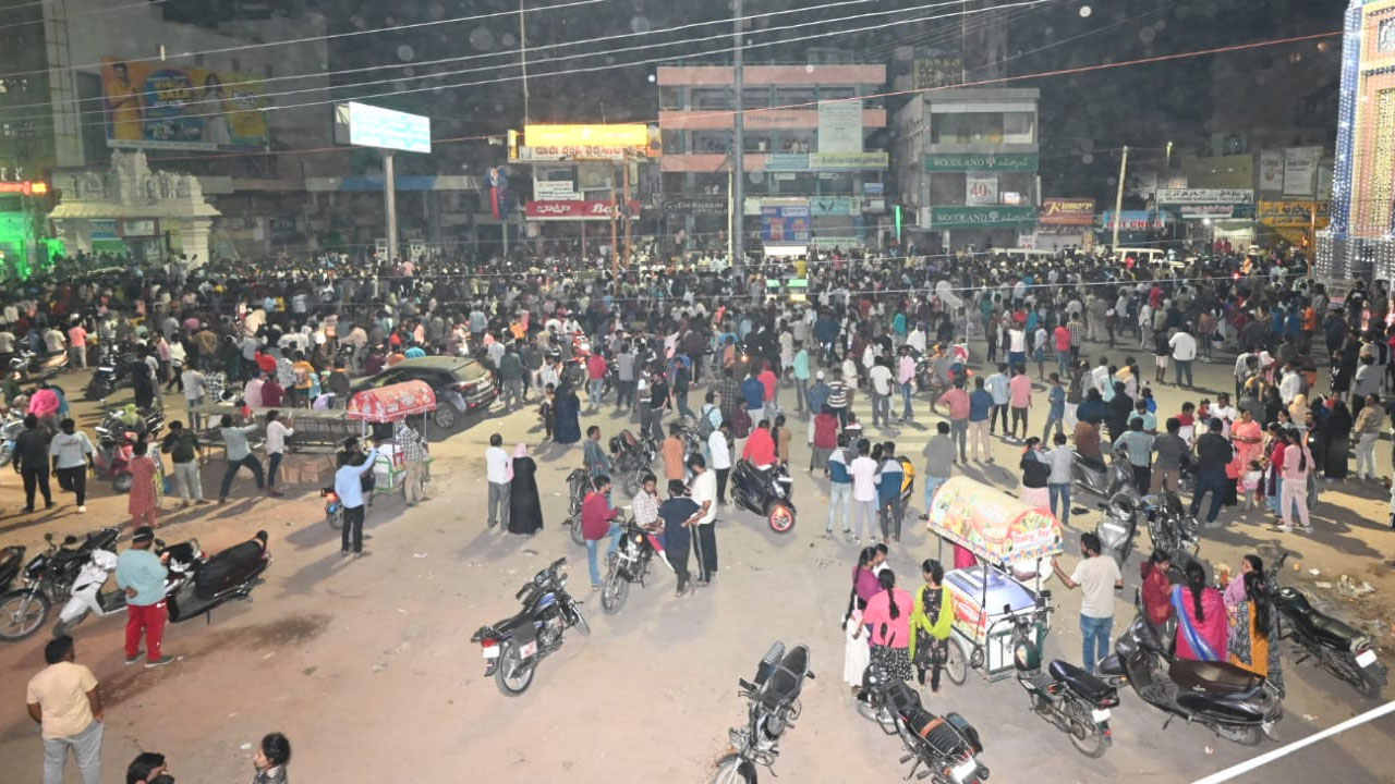 New Year 2026: న్యూ ఇయర్‌కు గ్రాండ్ వెల్కమ్.. యువత సందడే సందడి