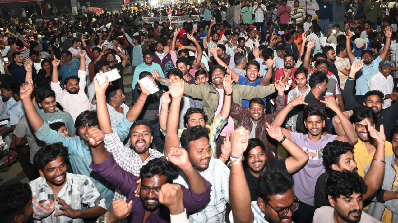 New Year 2026: న్యూ ఇయర్‌కు గ్రాండ్ వెల్కమ్.. యువత సందడే సందడి