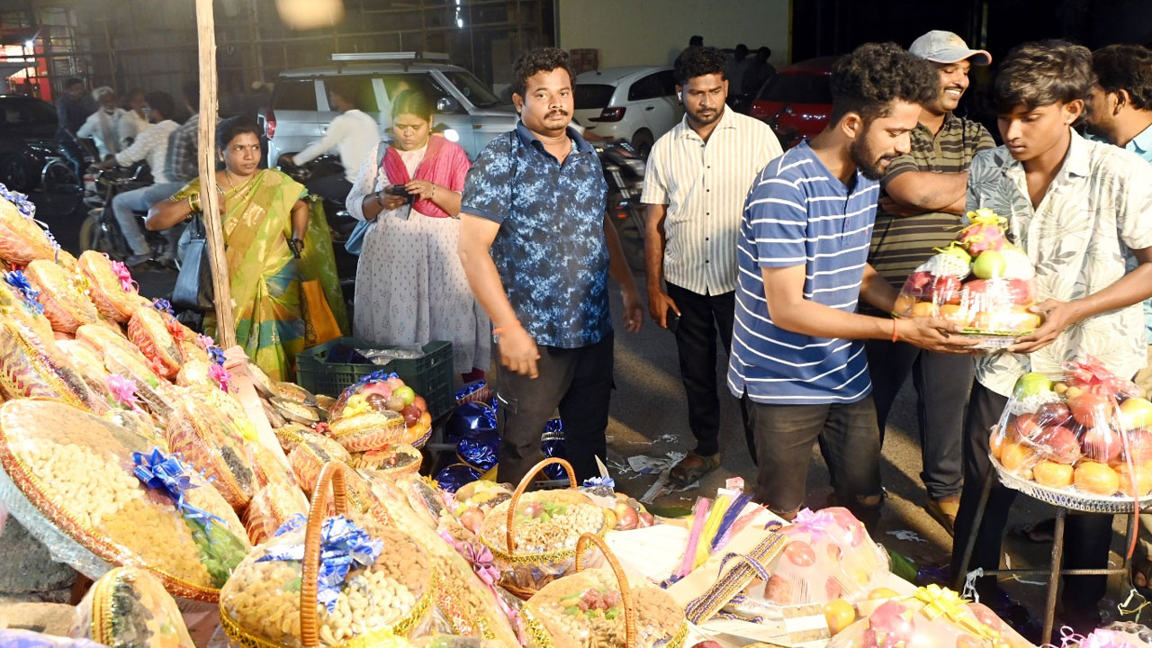 New Year 2026: న్యూ ఇయర్‌కు గ్రాండ్ వెల్కమ్.. యువత సందడే సందడి