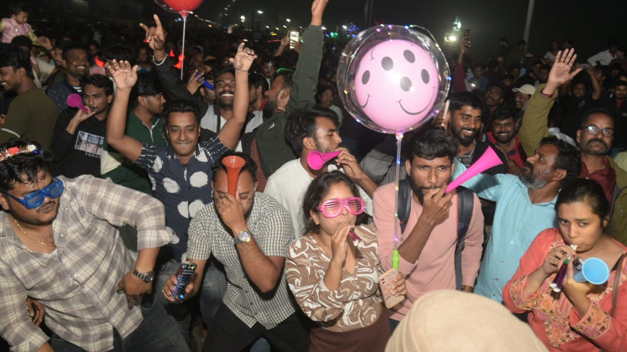 New Year 2026: న్యూ ఇయర్‌కు గ్రాండ్ వెల్కమ్.. యువత సందడే సందడి
