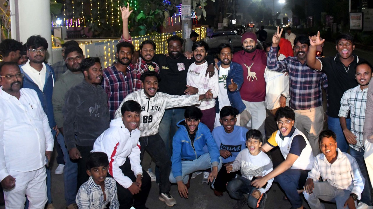 New Year 2026: న్యూ ఇయర్‌కు గ్రాండ్ వెల్కమ్.. యువత సందడే సందడి