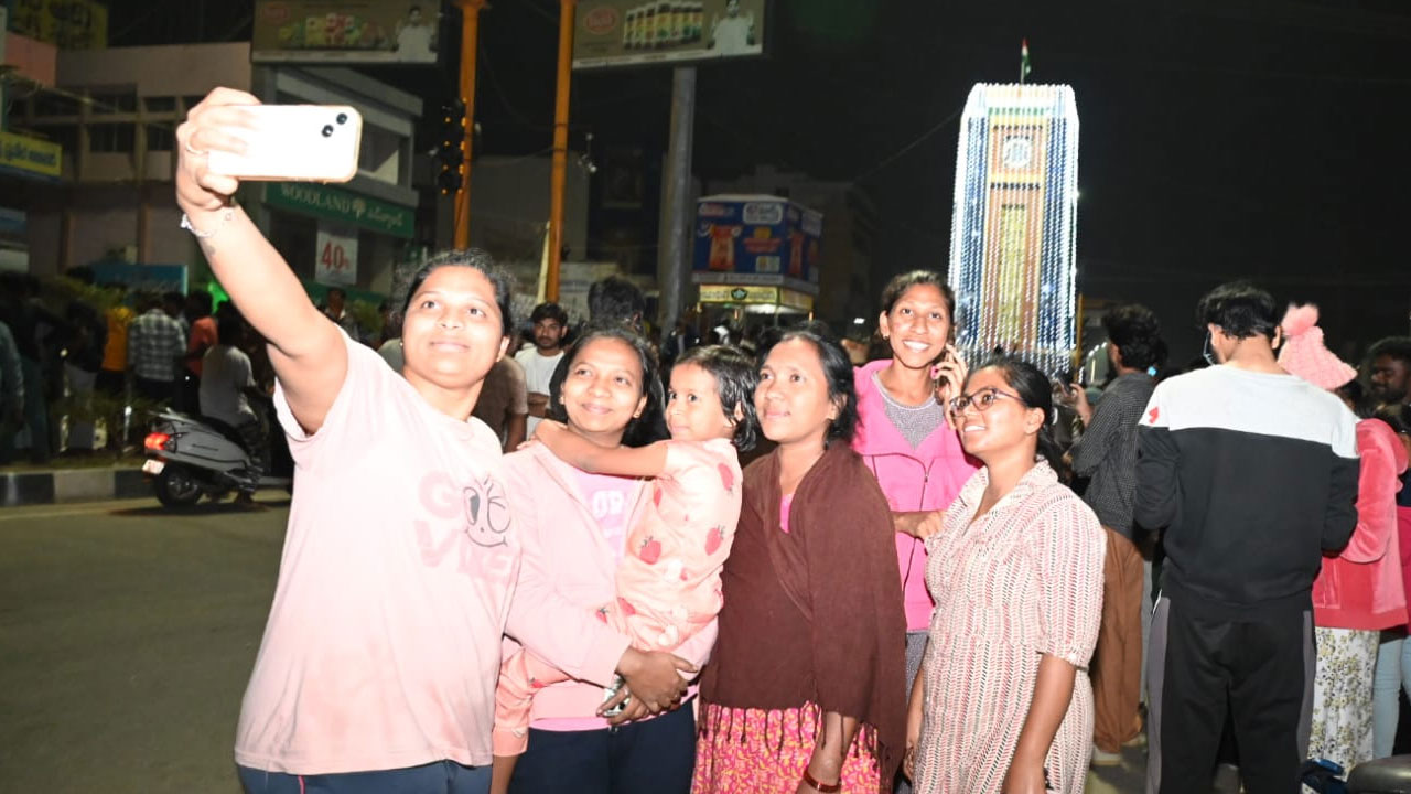 New Year 2026: న్యూ ఇయర్‌కు గ్రాండ్ వెల్కమ్.. యువత సందడే సందడి