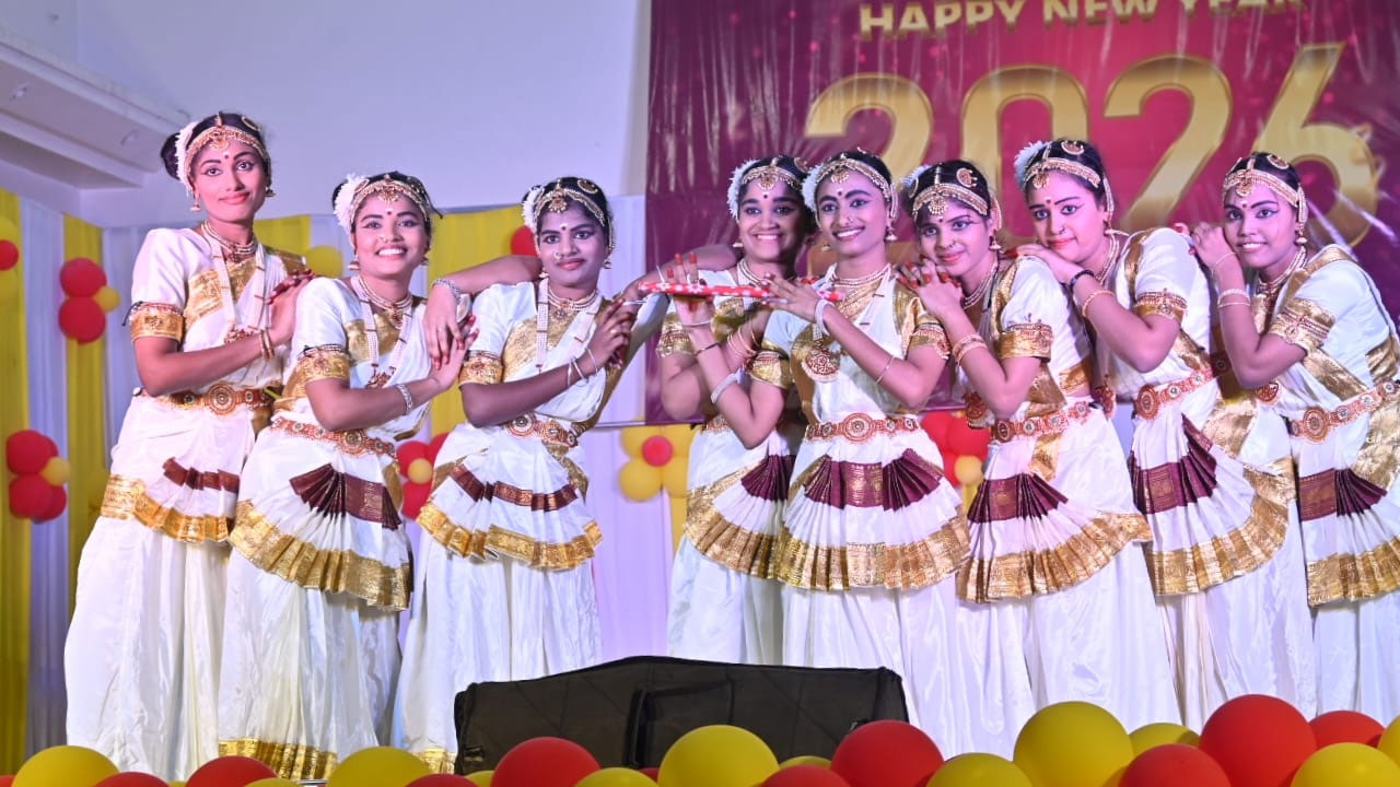 New Year 2026: న్యూ ఇయర్‌కు గ్రాండ్ వెల్కమ్.. యువత సందడే సందడి