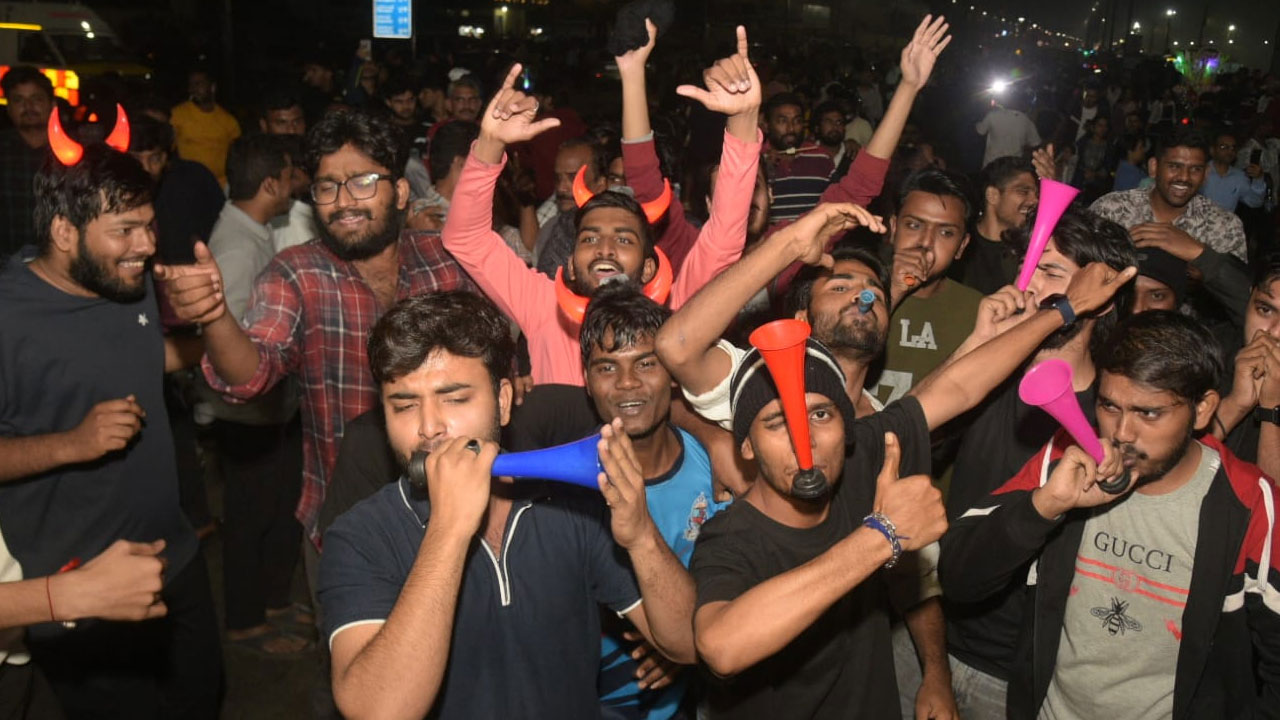 New Year 2026: న్యూ ఇయర్‌కు గ్రాండ్ వెల్కమ్.. యువత సందడే సందడి