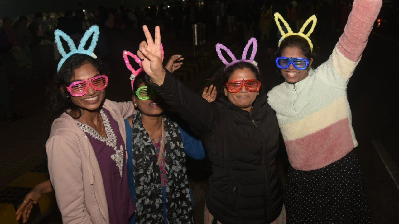 New Year 2026: న్యూ ఇయర్‌కు గ్రాండ్ వెల్కమ్.. యువత సందడే సందడి