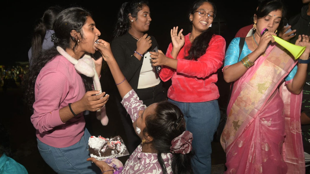 New Year 2026: న్యూ ఇయర్‌కు గ్రాండ్ వెల్కమ్.. యువత సందడే సందడి