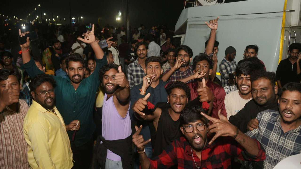 New Year 2026: న్యూ ఇయర్‌కు గ్రాండ్ వెల్కమ్.. యువత సందడే సందడి