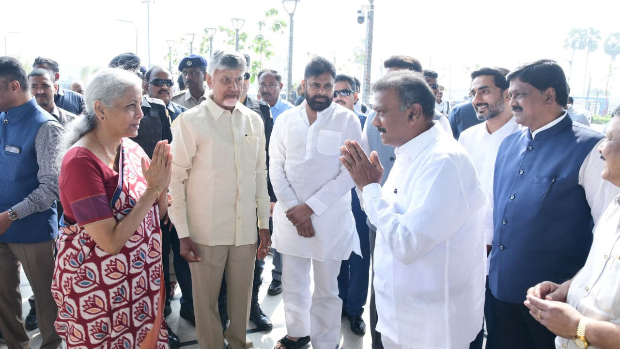Nirmala Sitharaman: సీఆర్డీఏ కార్యాలయానికి కేంద్రమంత్రి నిర్మలా సీతారామన్.. సీఎం స్వాగతం