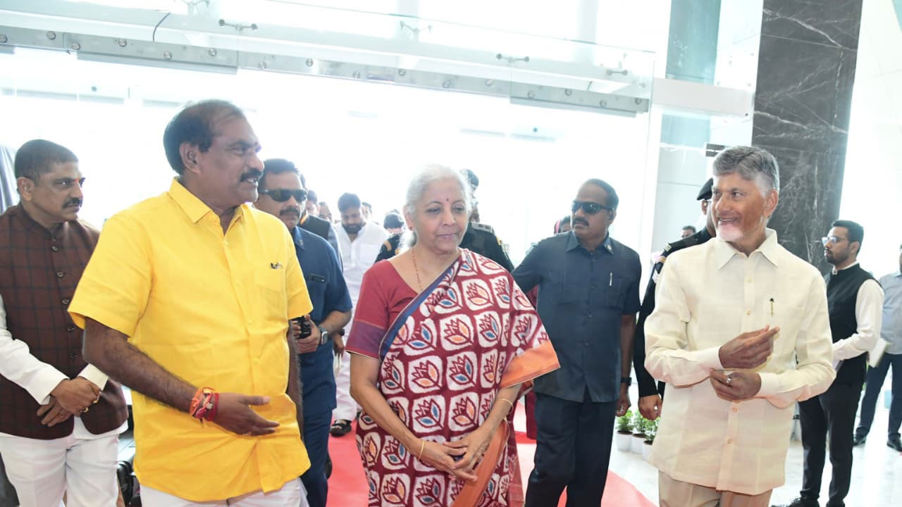 Nirmala Sitharaman: సీఆర్డీఏ కార్యాలయానికి కేంద్రమంత్రి నిర్మలా సీతారామన్.. సీఎం స్వాగతం